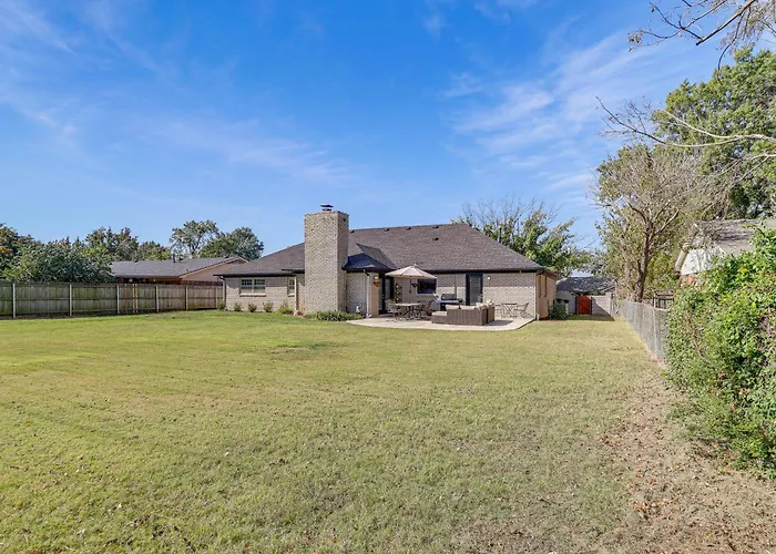 Holiday home Pet-friendly W/ Yard: 8 Mi To Downtown Tulsa!