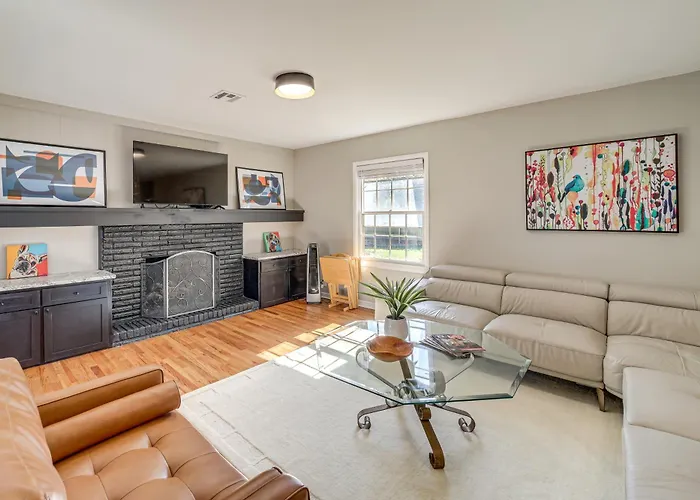 Pet-friendly W/ Yard: 8 Mi To Downtown Tulsa! Holiday home Tulsa