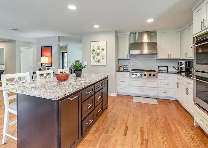 Pet-friendly W/ Yard: 8 Mi To Downtown Tulsa! Holiday home *