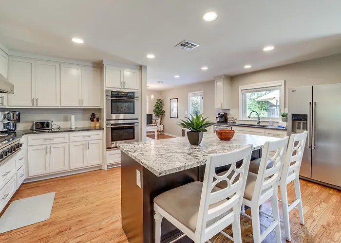 Holiday home Pet-friendly W/ Yard: 8 Mi To Downtown Tulsa! *