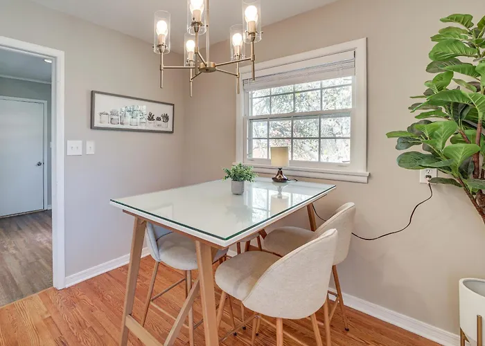 Pet-friendly W/ Yard: 8 Mi To Downtown Tulsa! Holiday home *