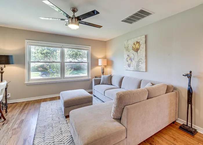 Holiday home Pet-friendly W/ Yard: 8 Mi To Downtown Tulsa!