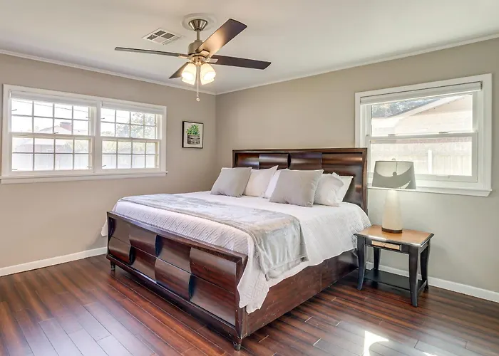 Pet-friendly W/ Yard: 8 Mi To Downtown Tulsa! Holiday home *