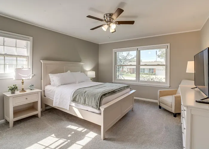 Pet-friendly W/ Yard: 8 Mi To Downtown Tulsa! Holiday home *
