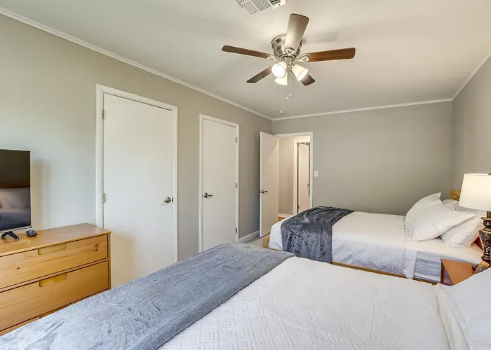 Pet-friendly W/ Yard: 8 Mi To Downtown Tulsa! Holiday home *