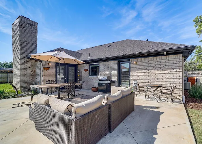 Pet-friendly W/ Yard: 8 Mi To Downtown Tulsa! Holiday home
