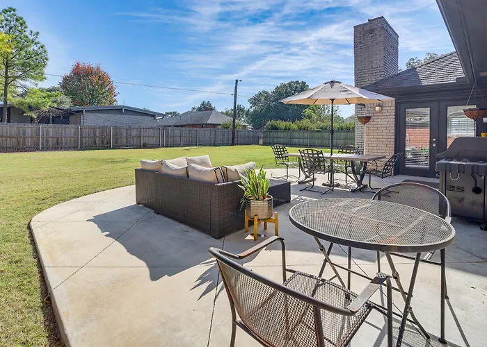Pet-friendly W/ Yard: 8 Mi To Downtown Tulsa! Holiday home *