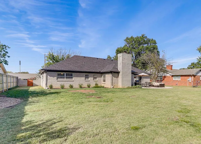Pet-friendly W/ Yard: 8 Mi To Downtown Tulsa! Holiday home *