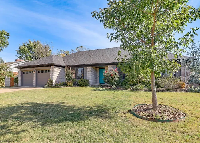 Pet-friendly W/ Yard: 8 Mi To Downtown Tulsa! Holiday home Tulsa